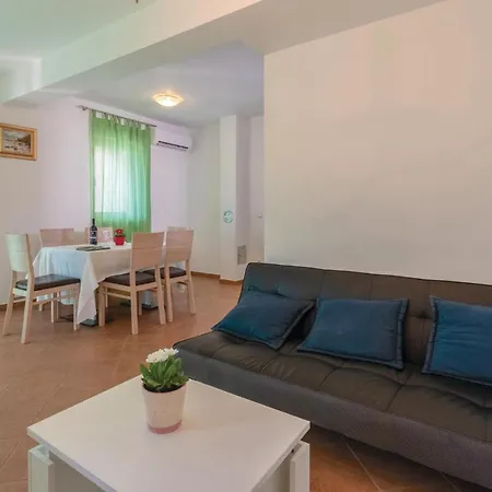 2 Bedroom Beautiful In Apartment Ugljan