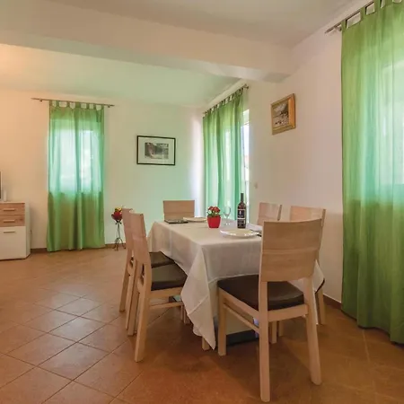 2 Bedroom Beautiful In Apartment *
