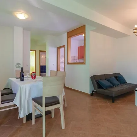 Apartment 2 Bedroom Beautiful In